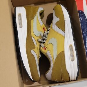 Nike Size 9 Yellow and Gray Sneakers